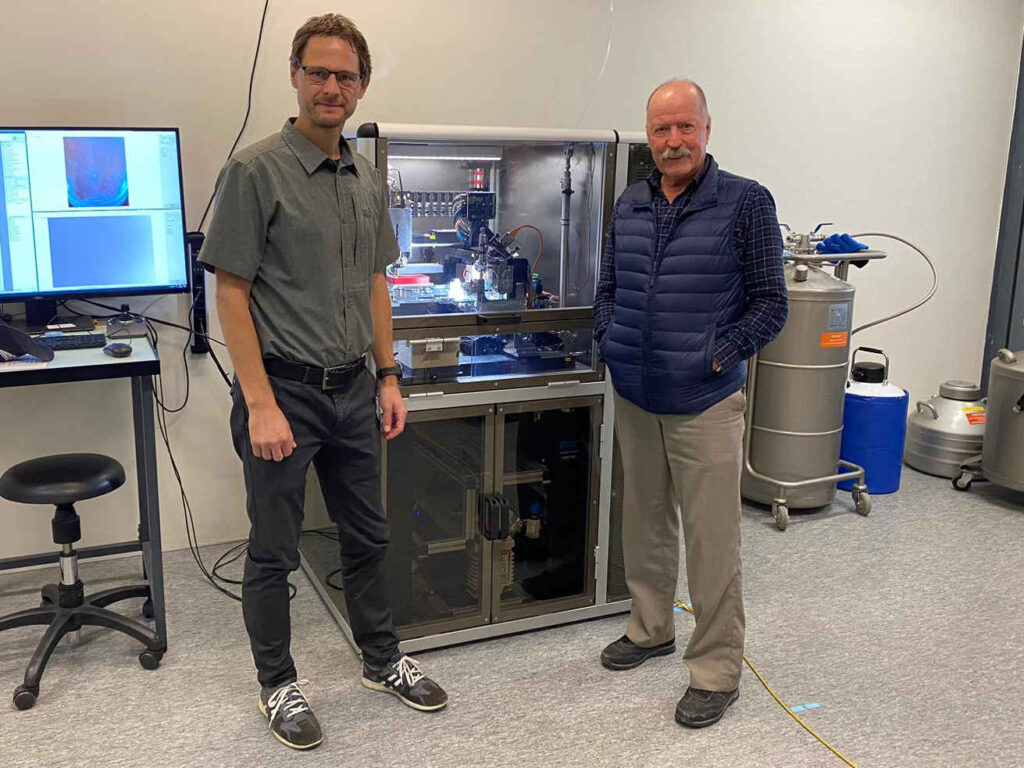 Patrick Frederix (left) and Andreas Engel (right) in front of the cryoWriter